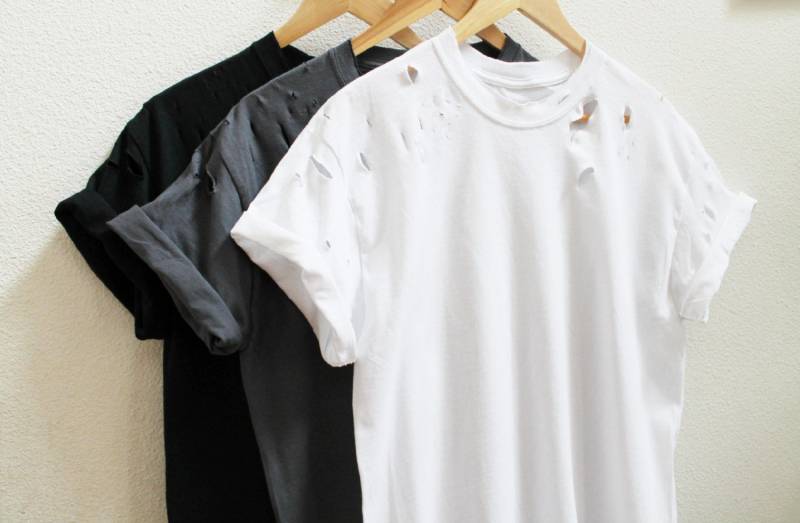 Distressed Unisex Softstyle Shirt | Schwarz, Charcoal, Weiß S-5xl von wildblacksheep