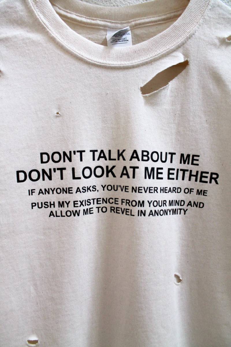 Don't Talk Over Me Off Weiße Farbe Distressed Unisex Shirt von wildblacksheep