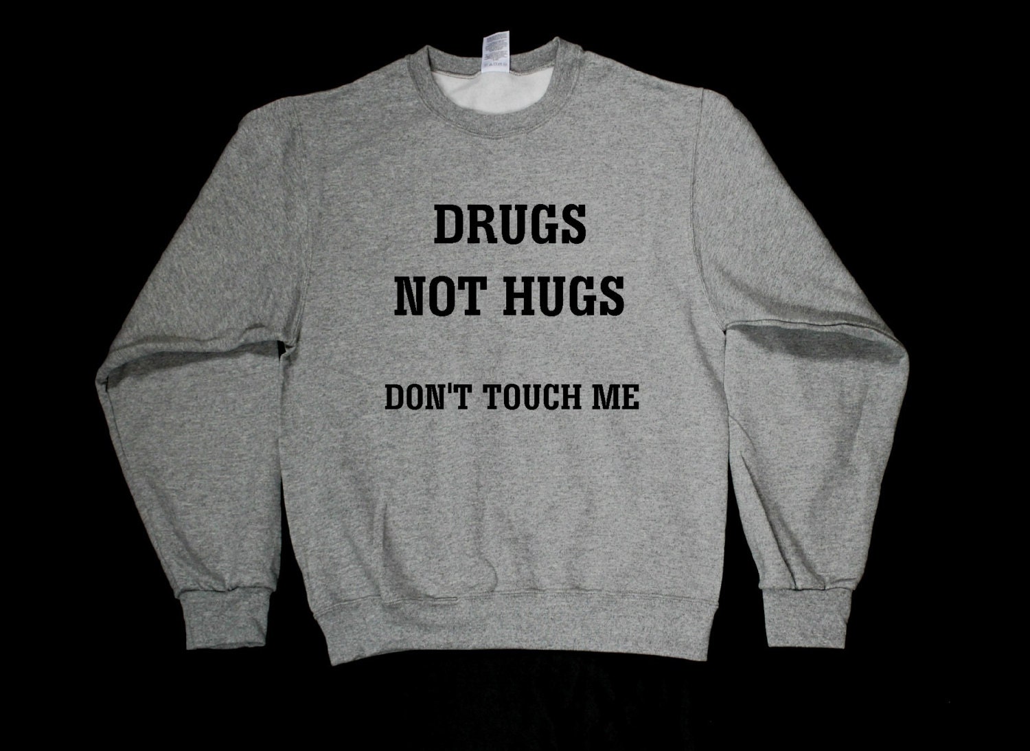Droge Nicht Hugs Don't Touch Me Grafik Print Unisex Sweatshirt Droge Nicht Hugs Don't Touch Me Grafik Print Unisex Sweatshirt von wildblacksheep