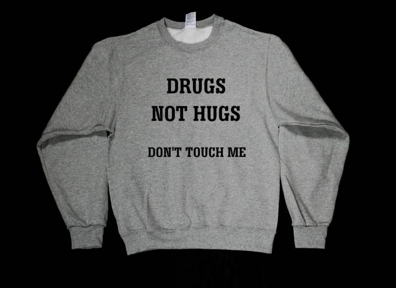 Droge Nicht Hugs Don't Touch Me Grafik Print Unisex Sweatshirt Droge Nicht Hugs Don't Touch Me Grafik Print Unisex Sweatshirt von wildblacksheep