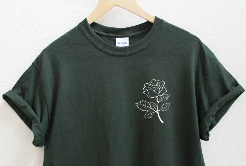Rose Unisex Dunkelgrünes Shirt S-5xl Rose Unisex Dunkelgrünes Shirt S-5xl von wildblacksheep