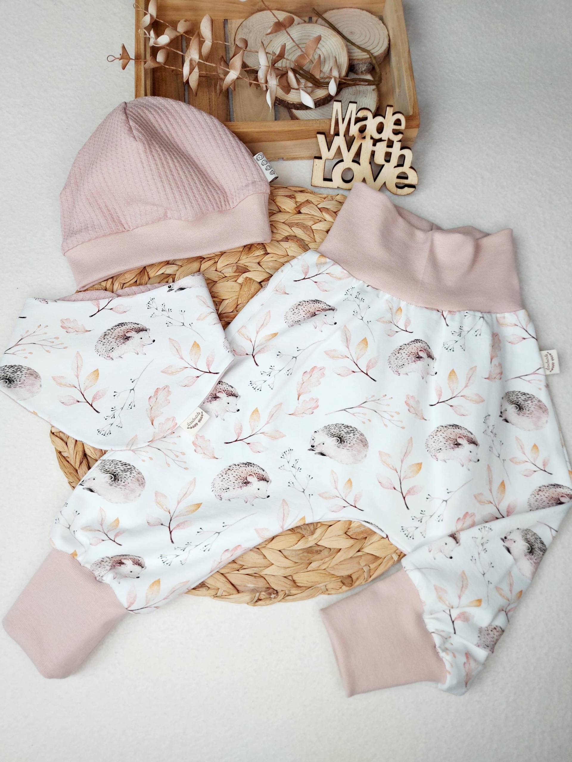 Baby Set Herbstigel Rosa - Gr. 74 | 3-Teilig Handmade Aus Hose, Wendemütze & Halstuch Geschenk Zur Geburt Einzelstück von wildebande