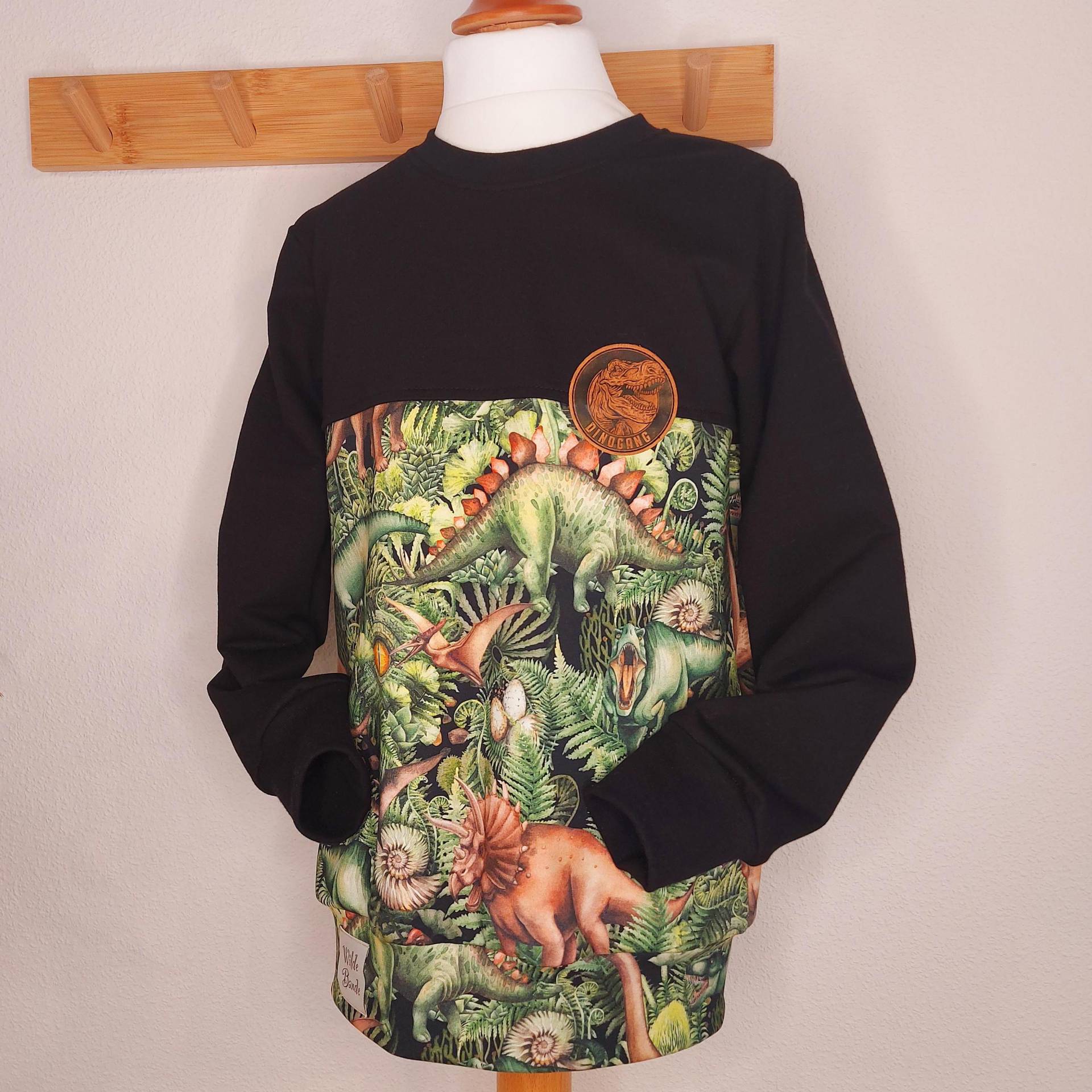 Dino Sweater Für Kinder - Handgemachter Pullover Mit Dinosauriern | Kuscheliger Sweat in Schwarz & Grün Unikat Von Wilde Bande von wildebande