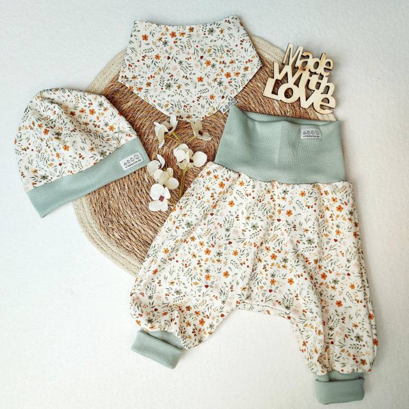 Handmade Babyset Aus Jersey - Pumphose, Mütze & Halstuch | Blümchen Auf Creme Größen 56-104 Wilde Bande von wildebande