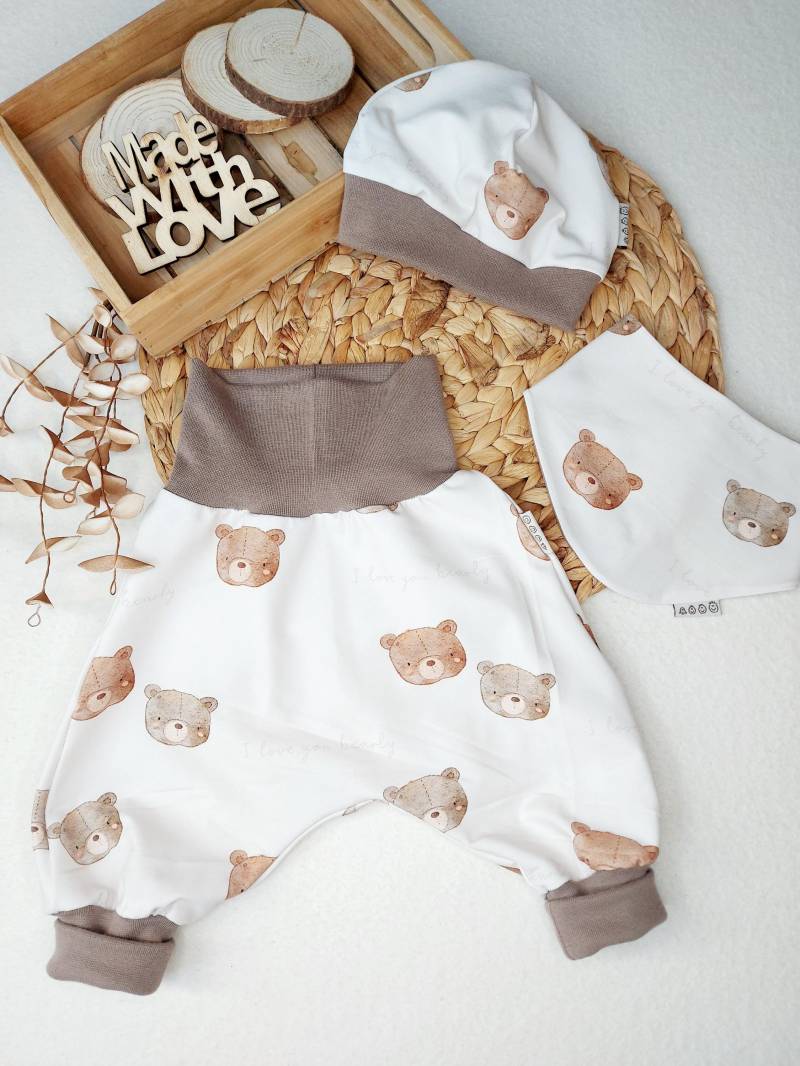 Liebevoll Genähtes Baby-Set Aus Pumphose, Mütze & Halstuch Im Bärchen-Design von wildebande