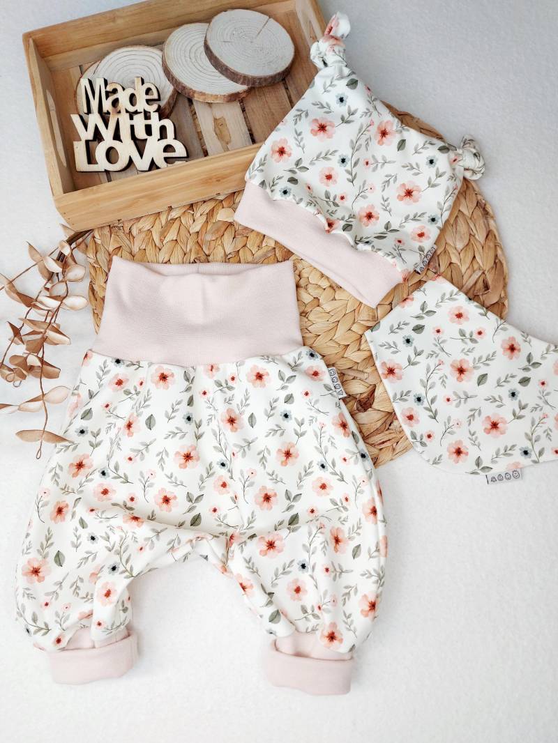 Liebevoll Genähtes Baby-Set Aus Pumphose, Mütze & Halstuch Im Blumen-Look von wildebande