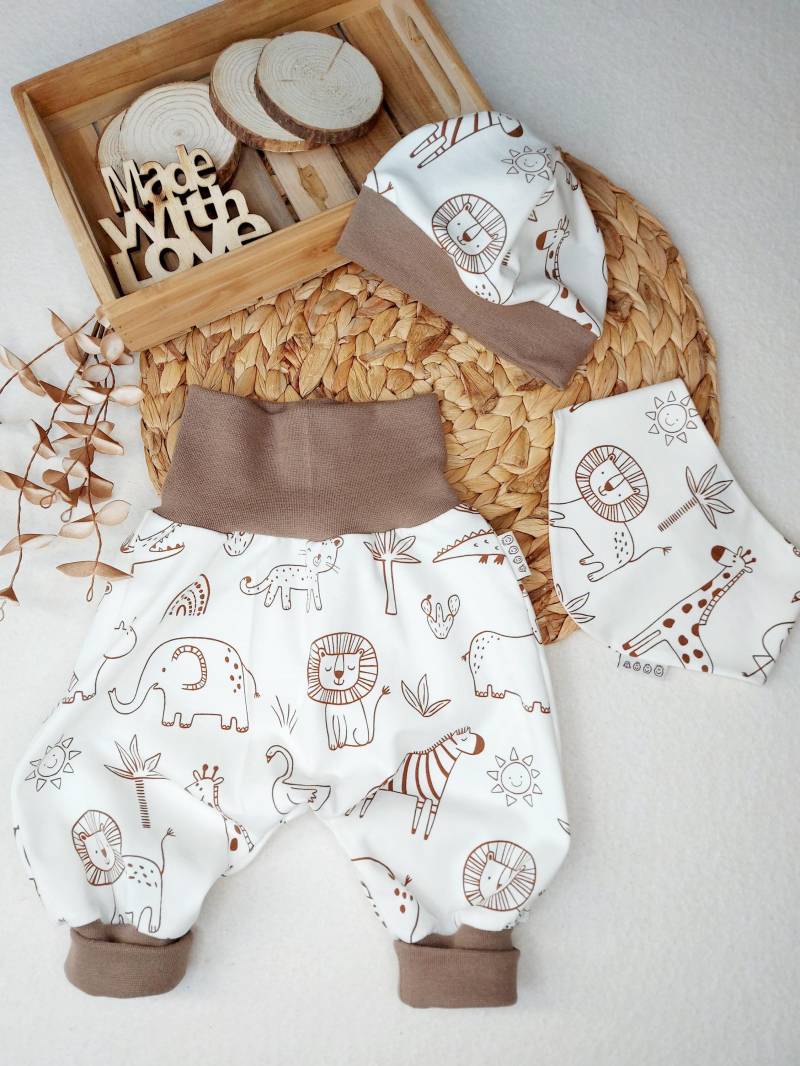 Liebevoll Genähtes Baby-Set Aus Pumphose, Mütze & Halstuch Im Safari-Look von wildebande