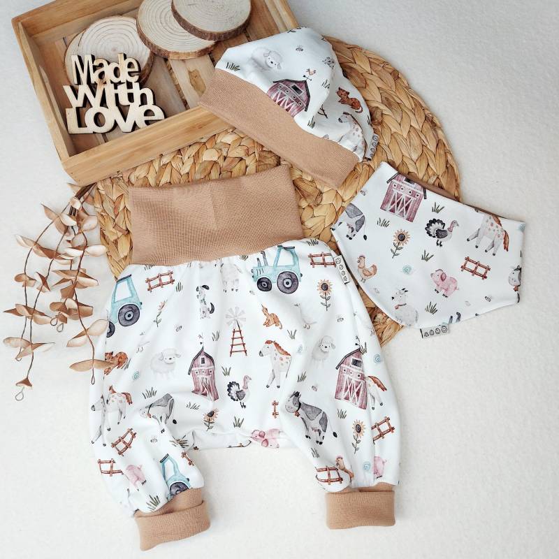 Liebevoll Genähtes Baby-Set Aus Pumphose, Mütze & Halstuch Mit Bauernhof-Motiv von wildebande