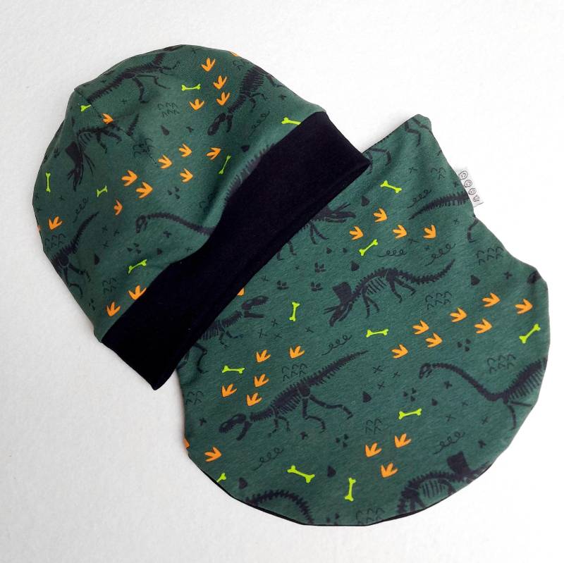Mütze Und Schlupfschal Dinos Auf Grün von wildebande