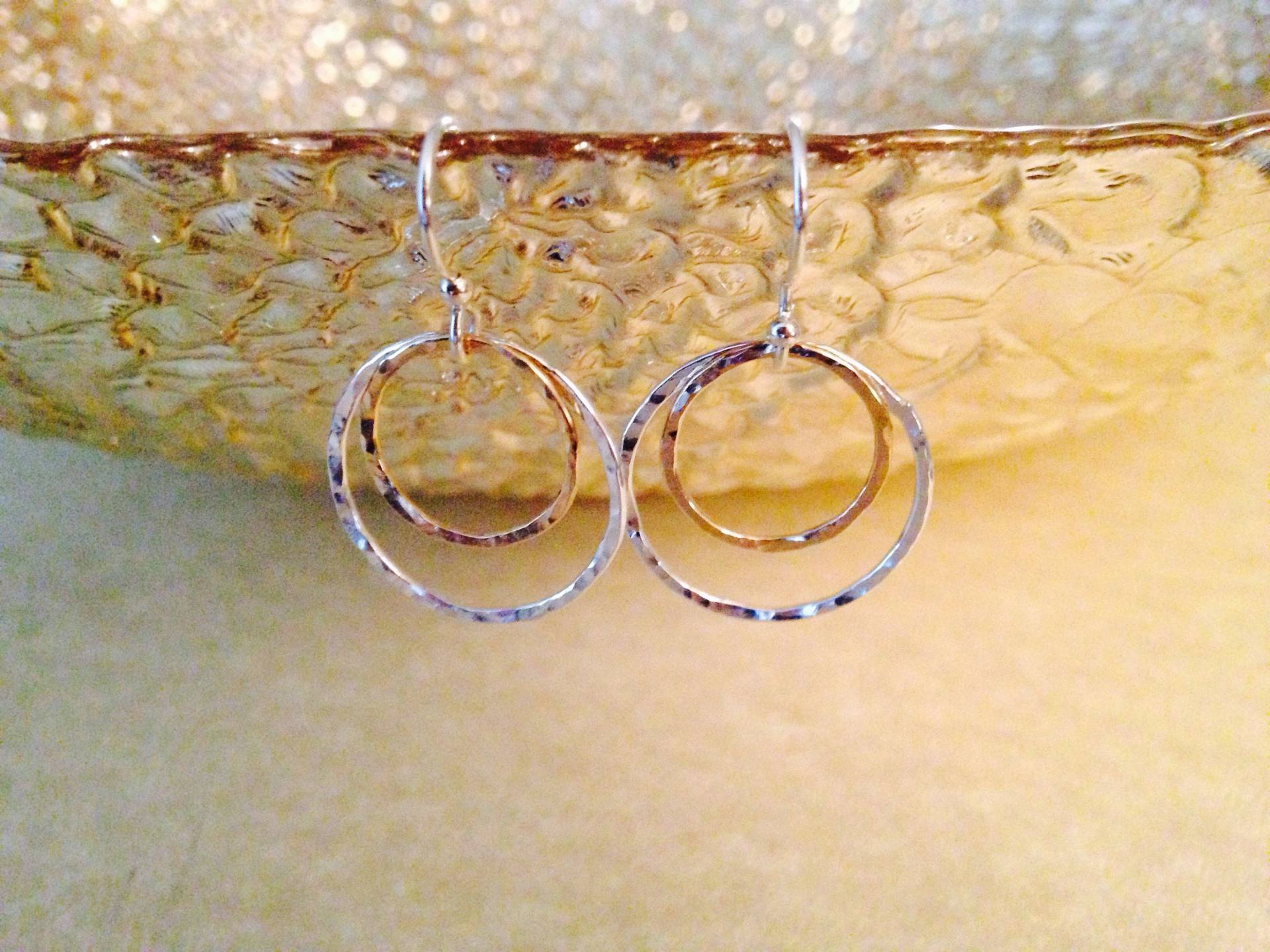 Gehämmert Sterling Silber & Gold Fill Kreis Ohrringe Gehämmert Sterling Silber & Gold Fill Kreis Ohrringe von wildflowersjewelry1