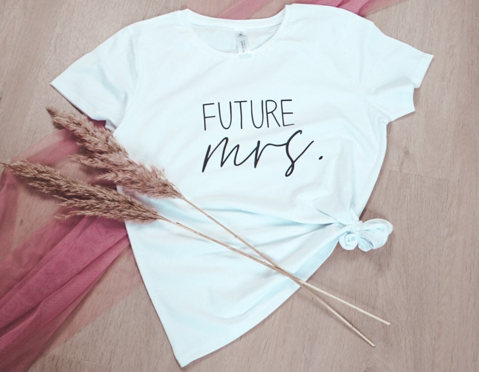 Future Mrs. T-Shirt/Geschenk Für Die Braut Future Mrs. T-Shirt/Geschenk Für Die Braut von wildheartsdesignDE