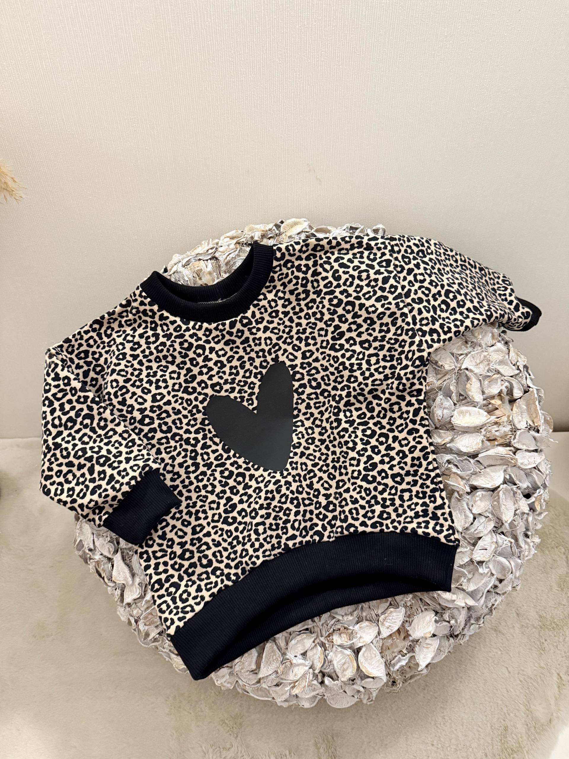 Oversize-Pullover in Leo-Optik | Mit Herzapplikation |Für Babys Und Kinder von wildknirps