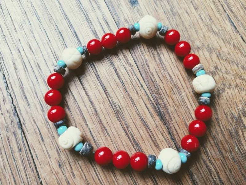 Boho Perlen Armband Rot Türkis Knochen Hippie Ashram Retreat Strand Stil Stapelbar Elastisch M/L von wildlilymercantile