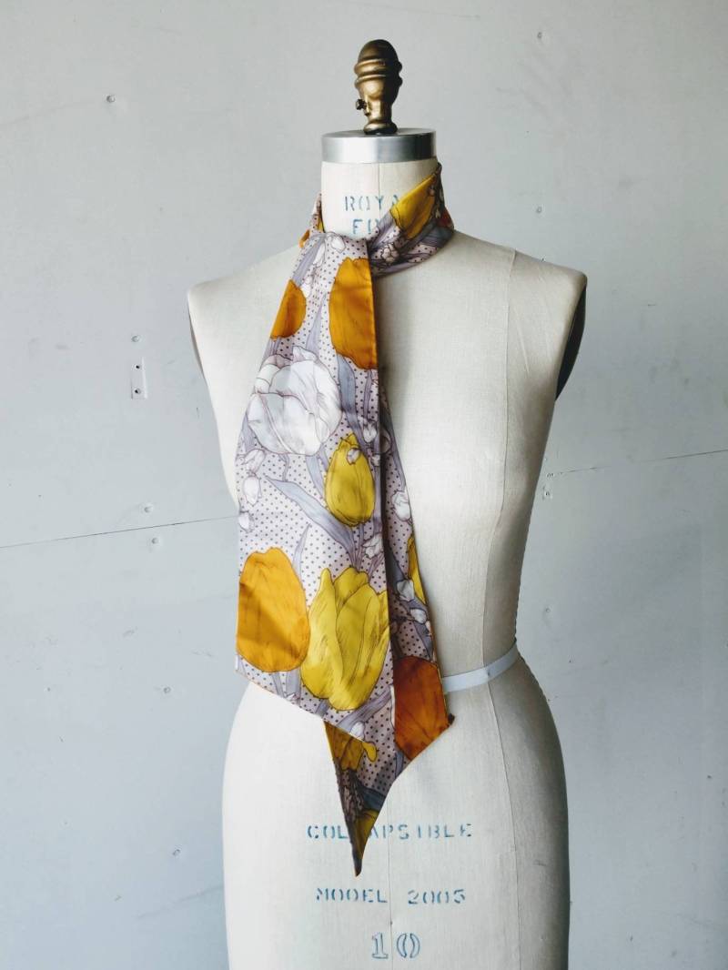 Sechzigeren-Schal Gelbe Orangefarbene Tulpe Grau Punkte Lange Dünne Kopf-Wickelhalses Bodenstill Rayon Acetat von wildlilymercantile
