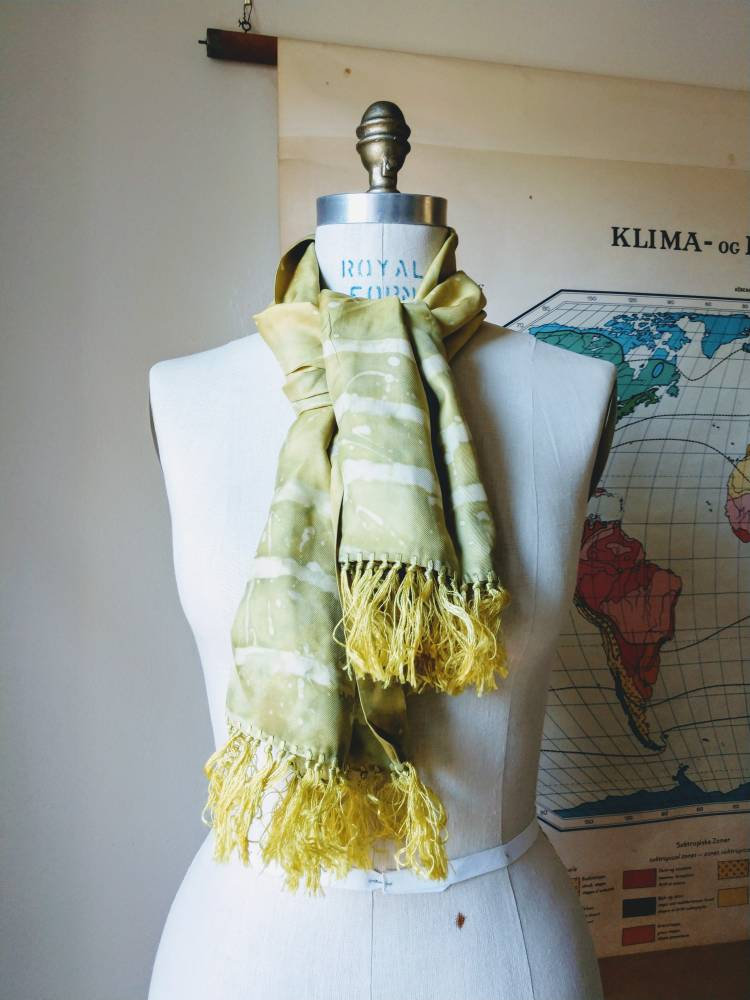 Seide Batik Oper Schal Von Hand Bemalt Hellgrün Gelb Gesäumt 12, 5 X 46 Zoll von wildlilymercantile