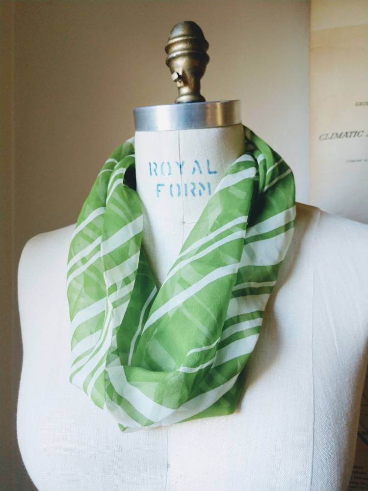 Seide Chiffon Schal Grün-Weiß-Karierte Schiere Unendlichkeit Wickeln 28 X 8 Zoll von wildlilymercantile