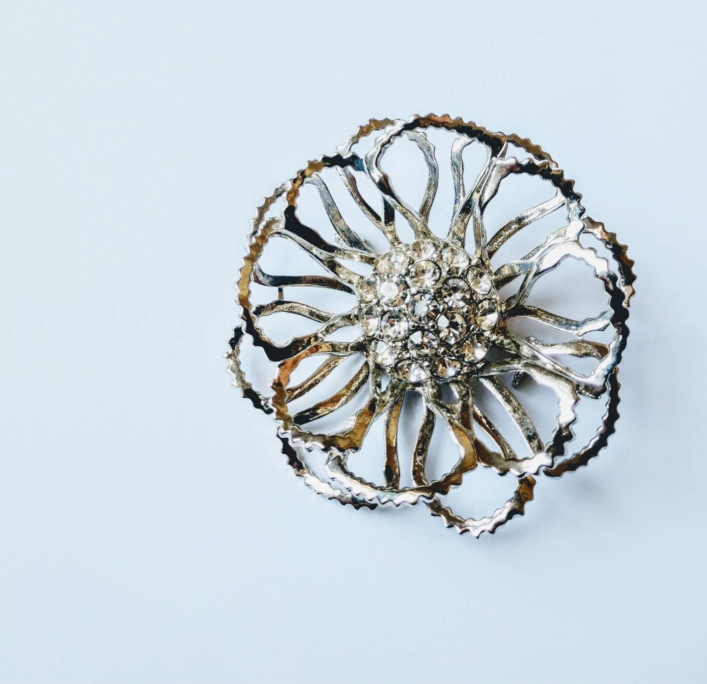 Silber Brosche Strass Lacey Blütenblätter Pfingstrose Dahlie Chrysantheme Midcentury Vintage von wildlilymercantile