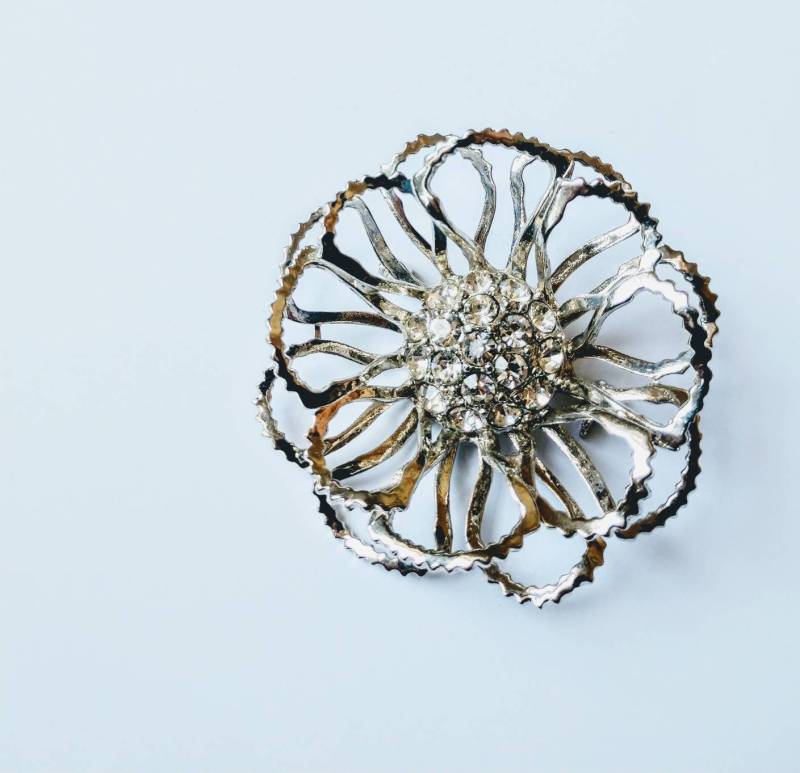 Silber Brosche Strass Lacey Blütenblätter Pfingstrose Dahlie Chrysantheme Midcentury Vintage von wildlilymercantile