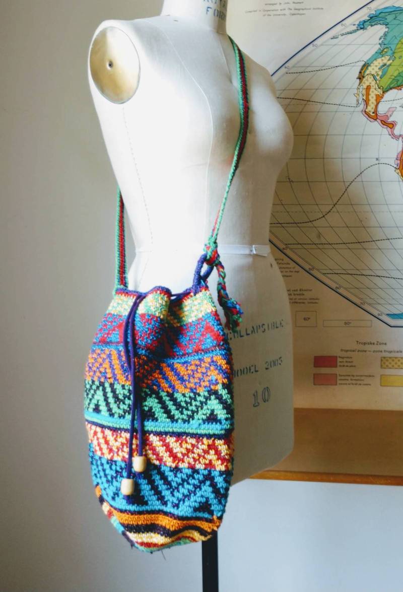 stammes-Eimer Tasche Baumwolle Häkeln Traditionelle Volkskunst Vorderklappe Geldbörse Schlinge Crossbody Hellen Farben Boho Hippie von wildlilymercantile