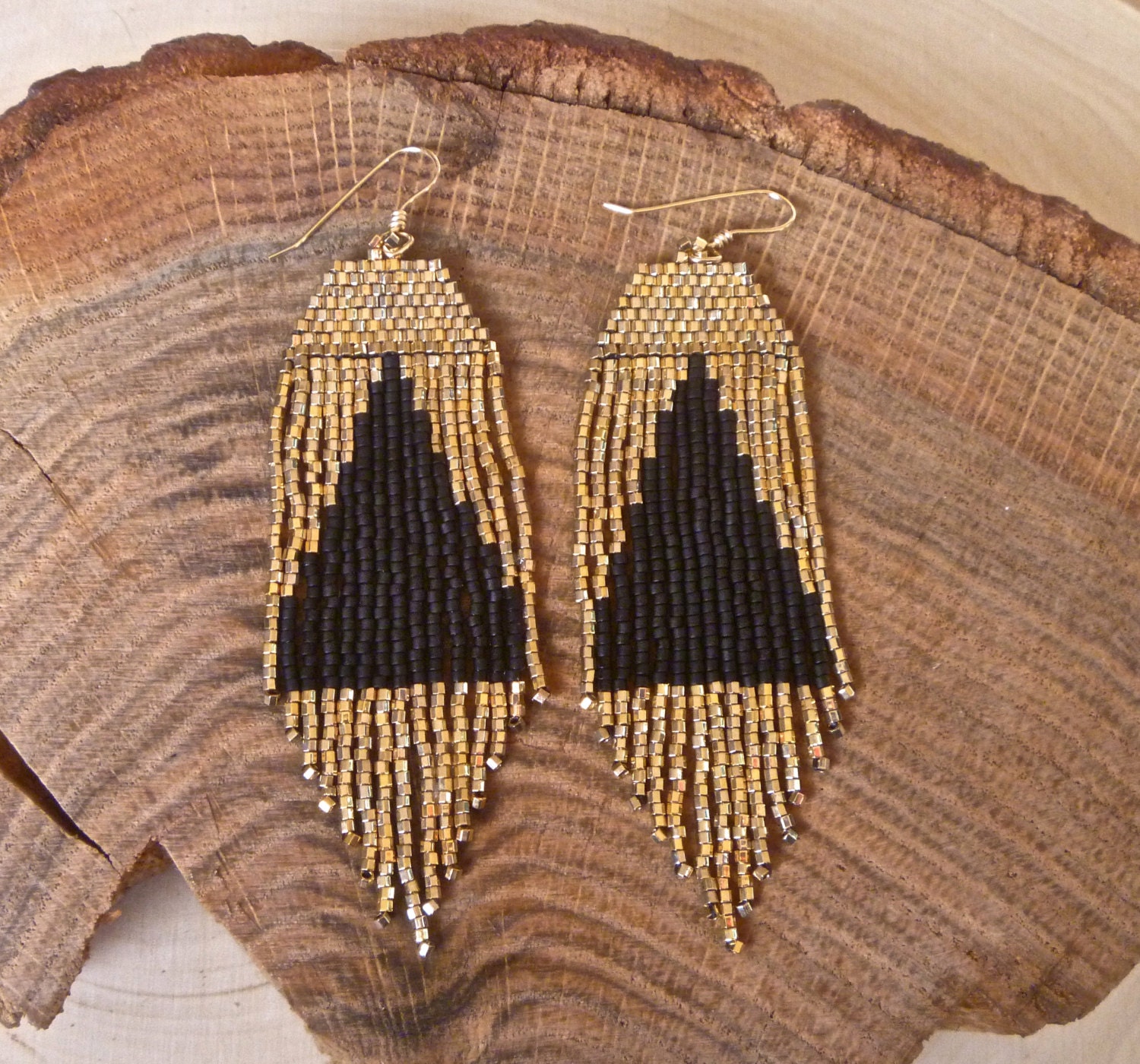 Goldene Pyramide Ohrringe-Wählen Sie Ihre Farbe Goldene Pyramide Ohrringe-Wählen Sie Ihre Farbe von wildmintjewelry