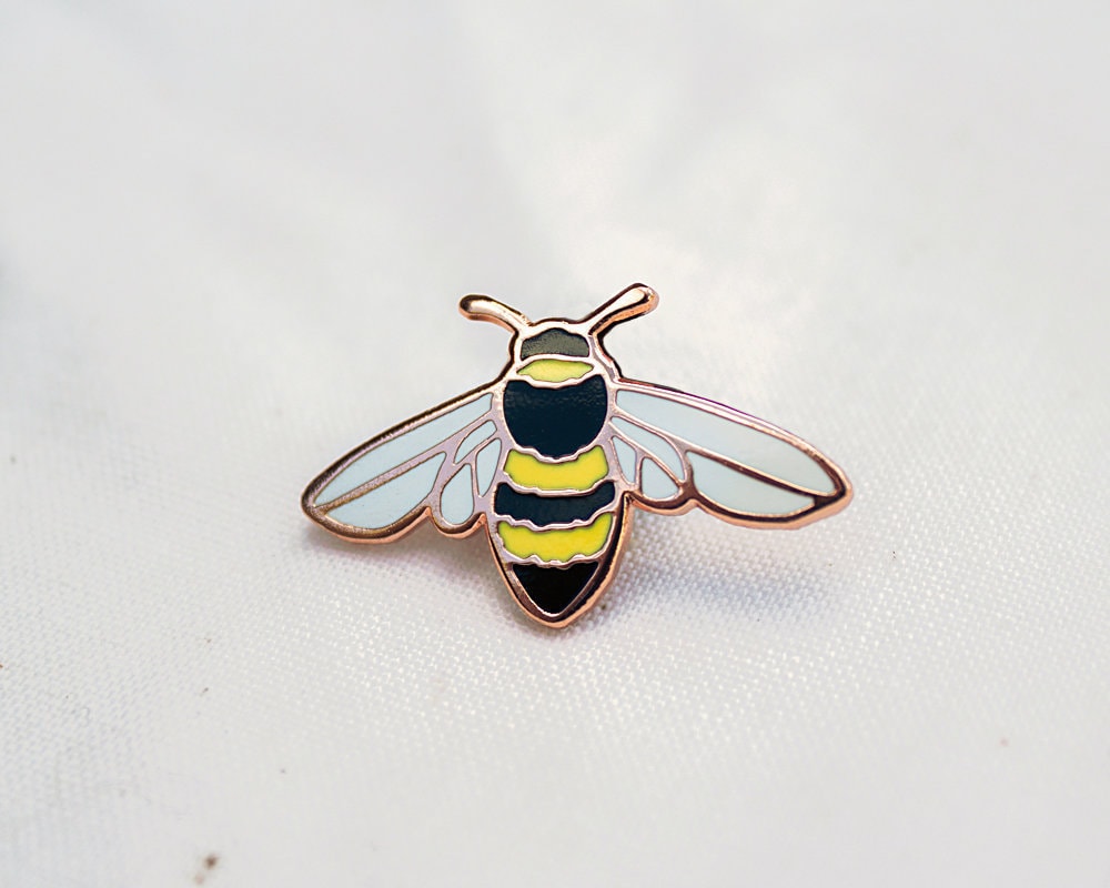 Honey Bee Emaille Pin - Charity Anstecknadel Badge Honey Bee Emaille Pin - Charity Anstecknadel Badge von wildship