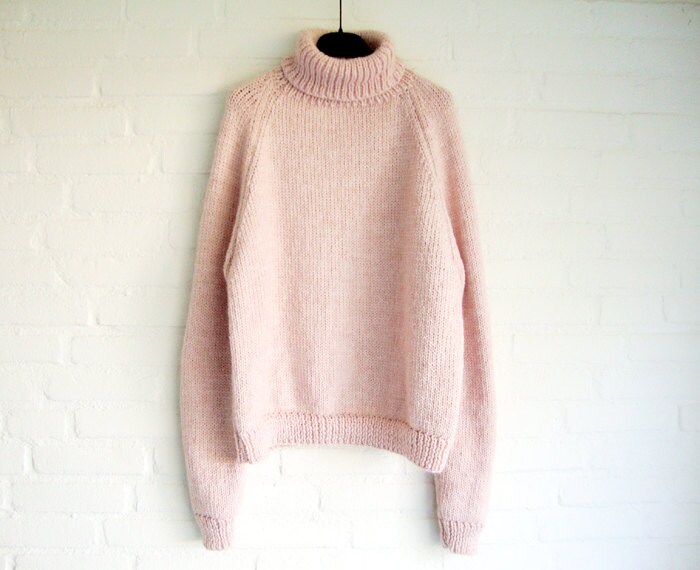 Rosa Handgestrickter Rollkragenpullover Raglan Aus Weicher Winterwolle in Puderrosa Acryl Rosa Handgestrickter Rollkragenpullover Raglan Aus Weicher Winterwolle in Puderrosa Acryl von wildstar80
