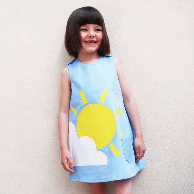 Mädchen Kleid Mit Sommer-Sonne Und Wolke von wildthingsdresses