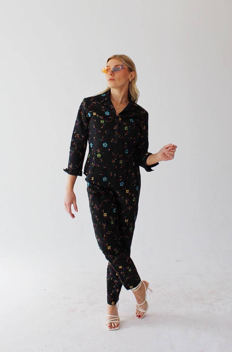 Seide Floral Suit - 90Er Jahre Besticktes Sleek Schwarzes Zweiteiler-Set Ensemble Bluse & Hose Mikane O von wildthingvintage