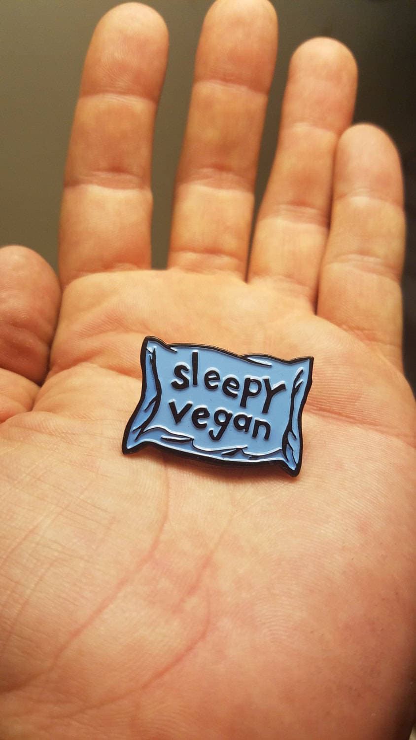 Sleepy Vegan - Emaille Pin Sleepy Vegan - Emaille Pin von willfastcore
