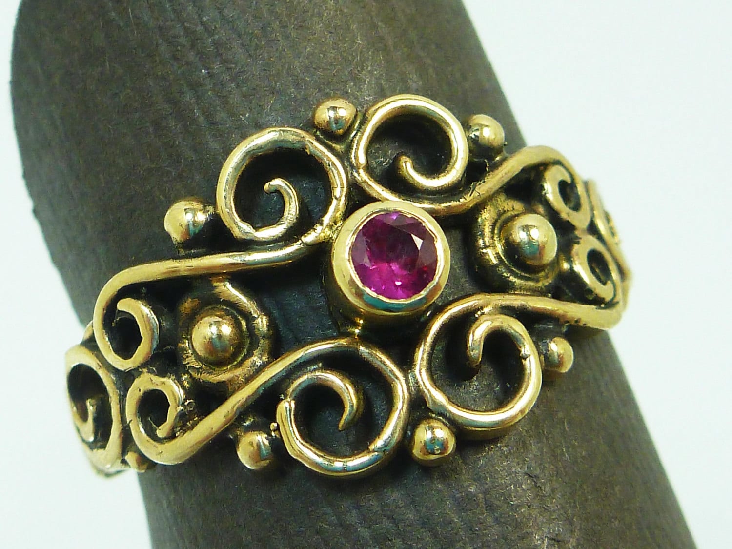 Schöne 14K Gold Rubin Filigran Ring Schöne 14K Gold Rubin Filigran Ring von williamhowardjewelry
