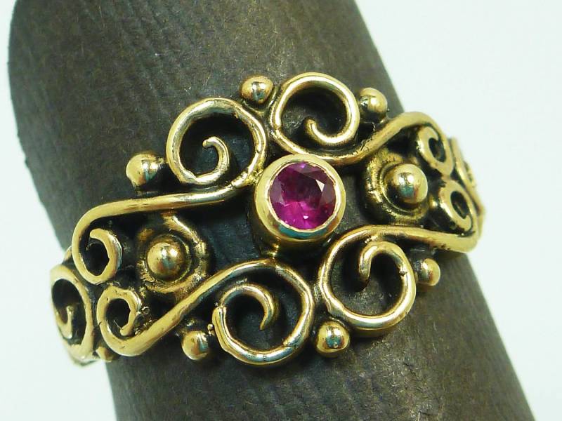 Schöne 14K Gold Rubin Filigran Ring von williamhowardjewelry