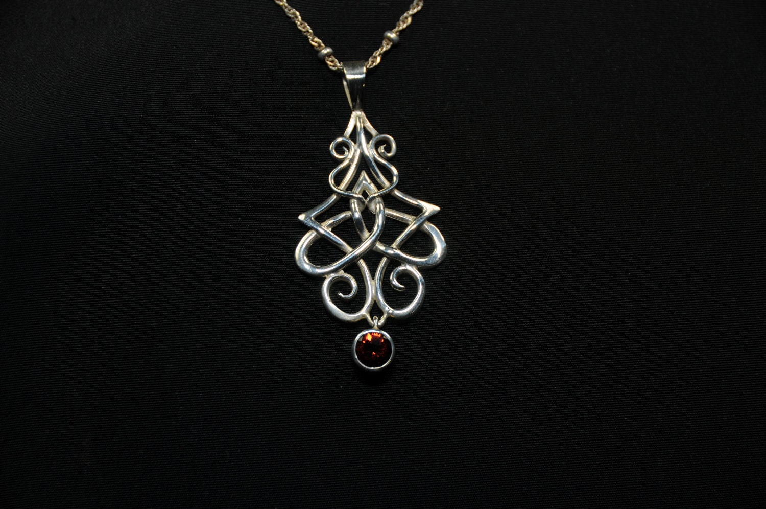 Süße Filigrane Sterling Und Granat Anhänger Mit Kette Süße Filigrane Sterling Und Granat Anhänger Mit Kette von williamhowardjewelry