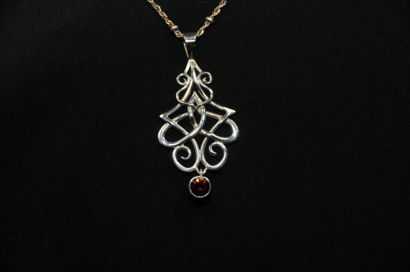 Süße Filigrane Sterling Und Granat Anhänger Mit Kette Süße Filigrane Sterling Und Granat Anhänger Mit Kette von williamhowardjewelry