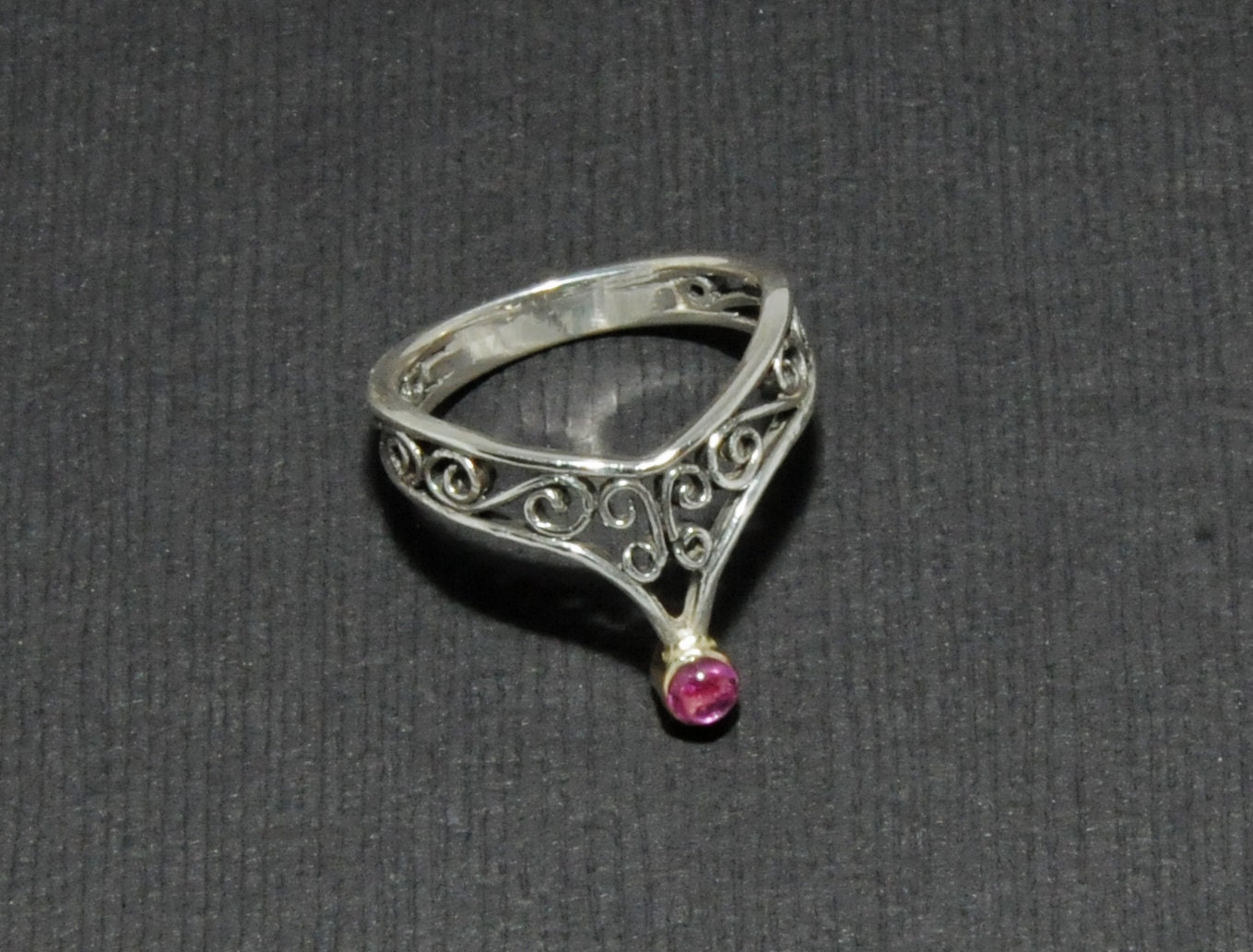 sterling Silber Filigran "V' Ring Mit Rosa Saphir Cabochon sterling Silber Filigran "V' Ring Mit Rosa Saphir Cabochon von williamhowardjewelry