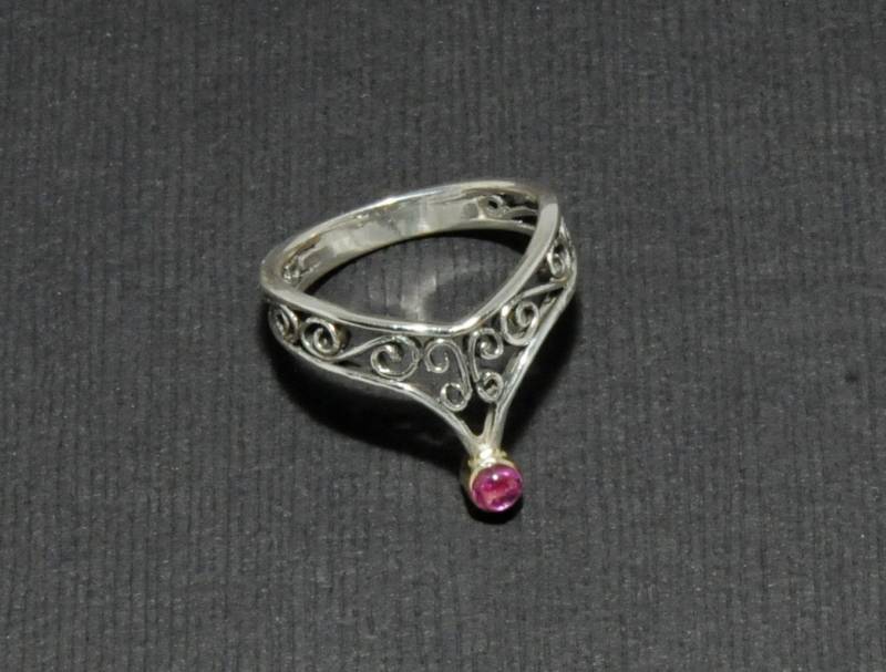 sterling Silber Filigran "V' Ring Mit Rosa Saphir Cabochon sterling Silber Filigran "V' Ring Mit Rosa Saphir Cabochon von williamhowardjewelry