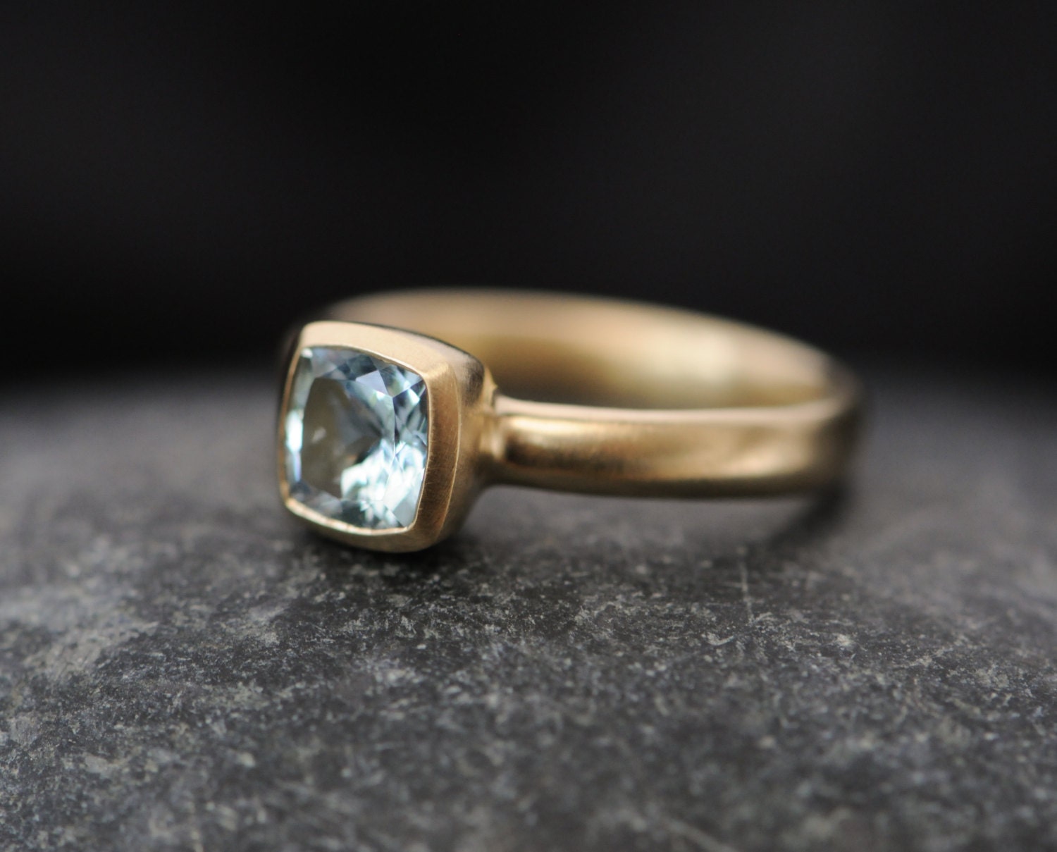 18K Gold Aquamarin Verlobungsring Kissen Geschliffen Ring Quadrat Handgemacht von williamwhite