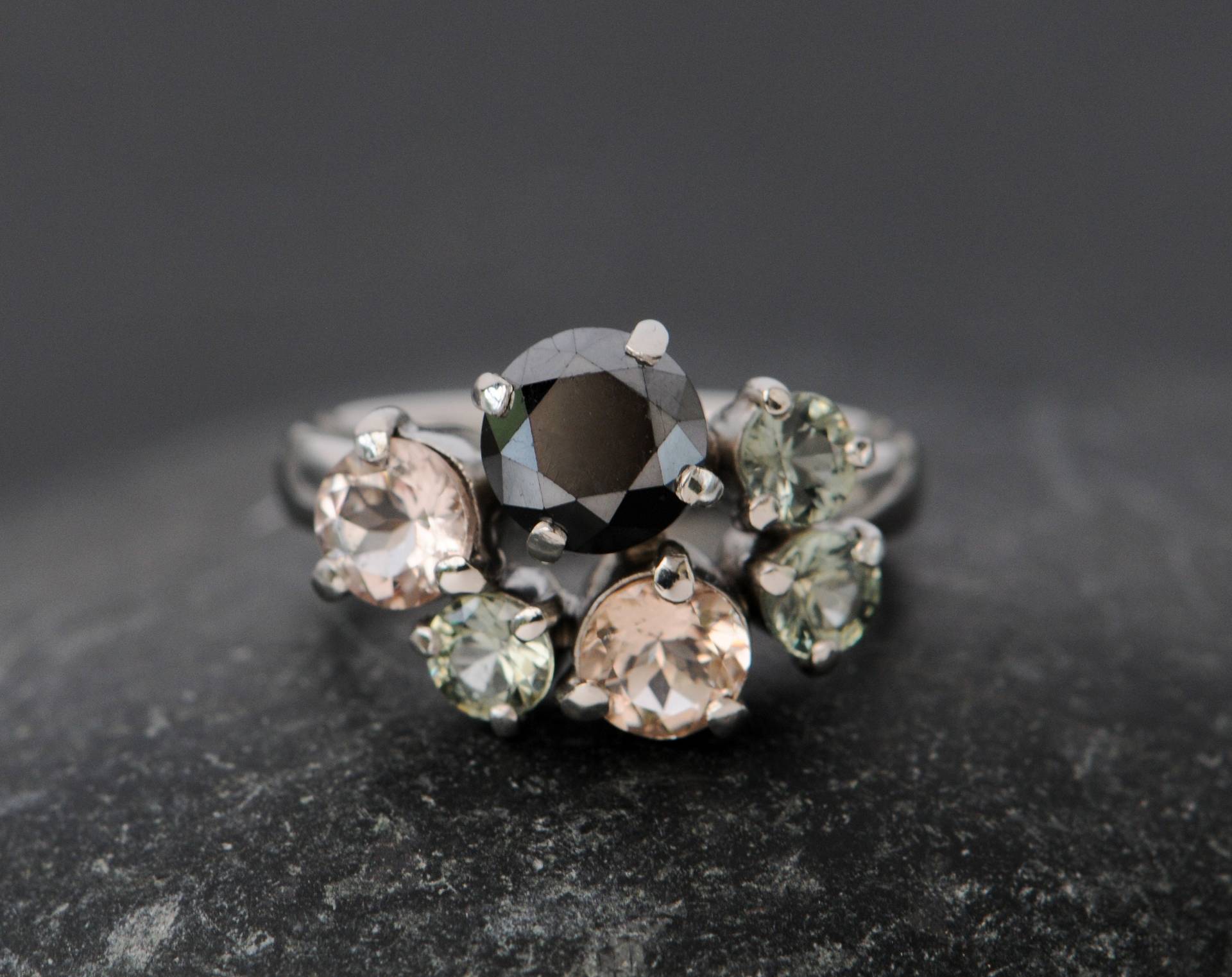 18K Gold Diamant Und Saphir Verlobungsring, Schwarzer Cluster Ring von williamwhite