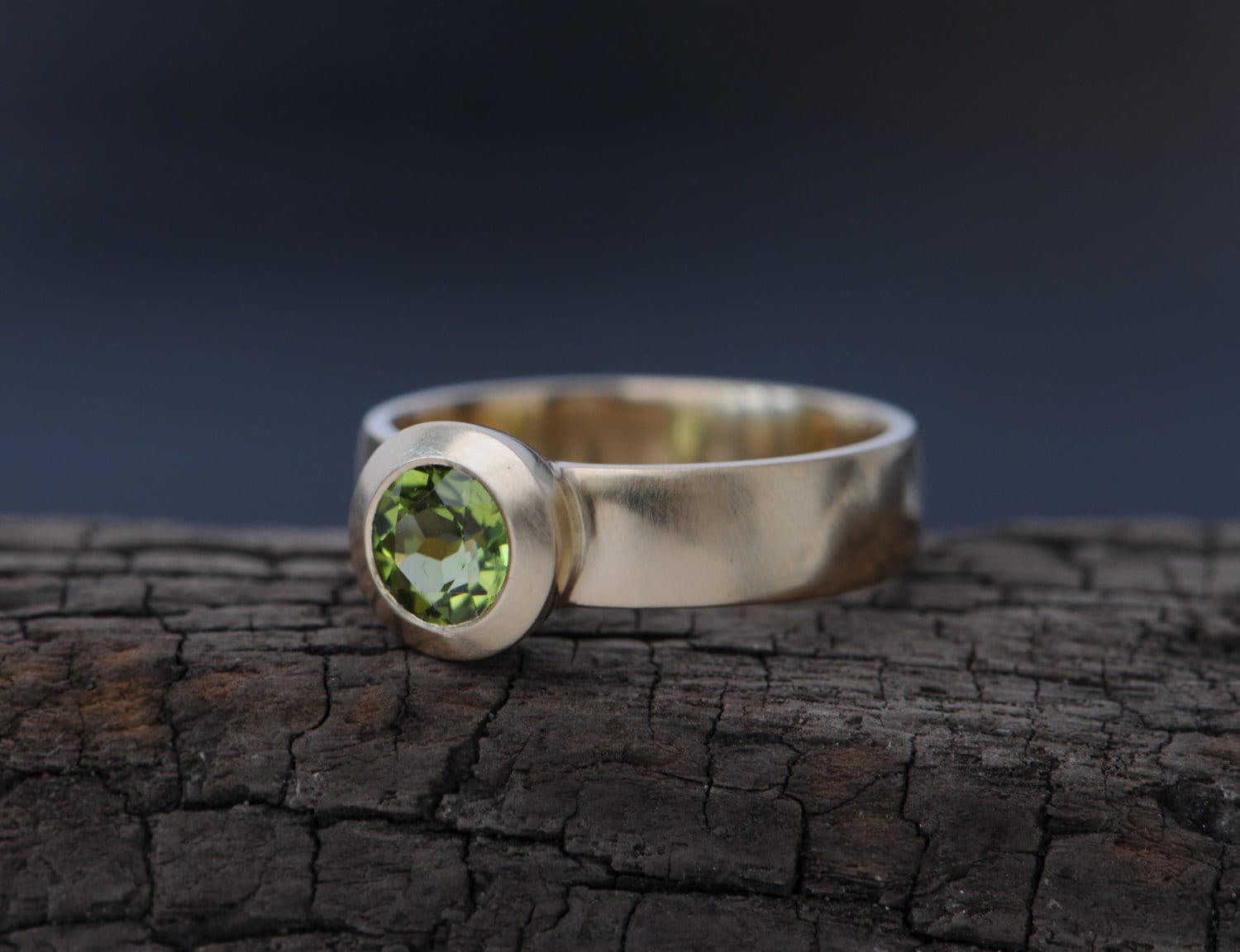 18K Gold Peridot Ring, Breiter Band Grüner Edelstein Geschenk Für Sie von williamwhite