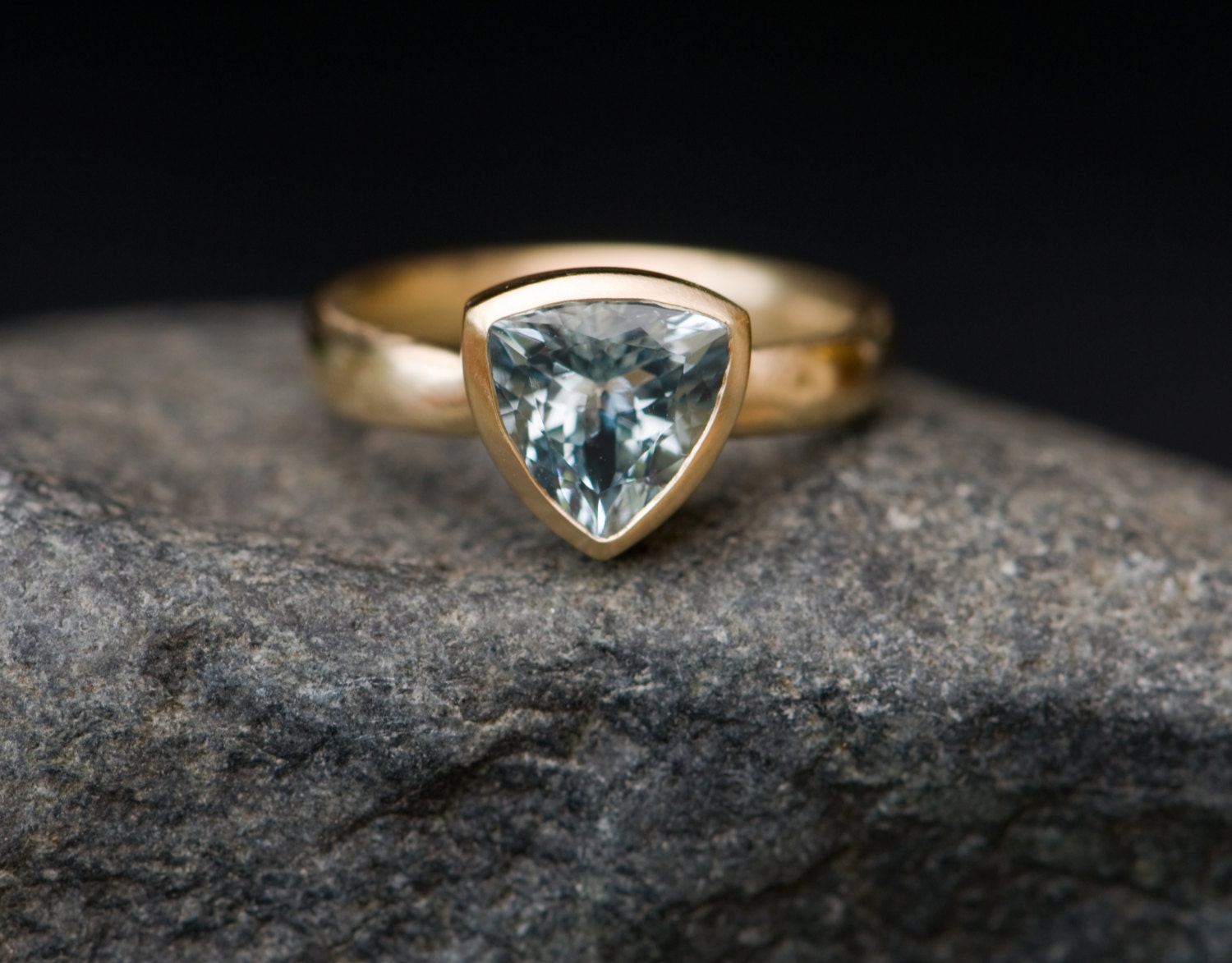 Aquamarin Trillion Ring in 18K Gold, Dreieck Gold von williamwhite