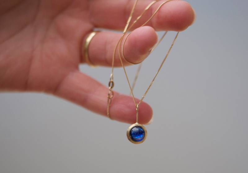 Blauer Saphir Halskette Aus 18K Gold, Cab Sapphire Halskette, Geschenk Für Mama von williamwhite