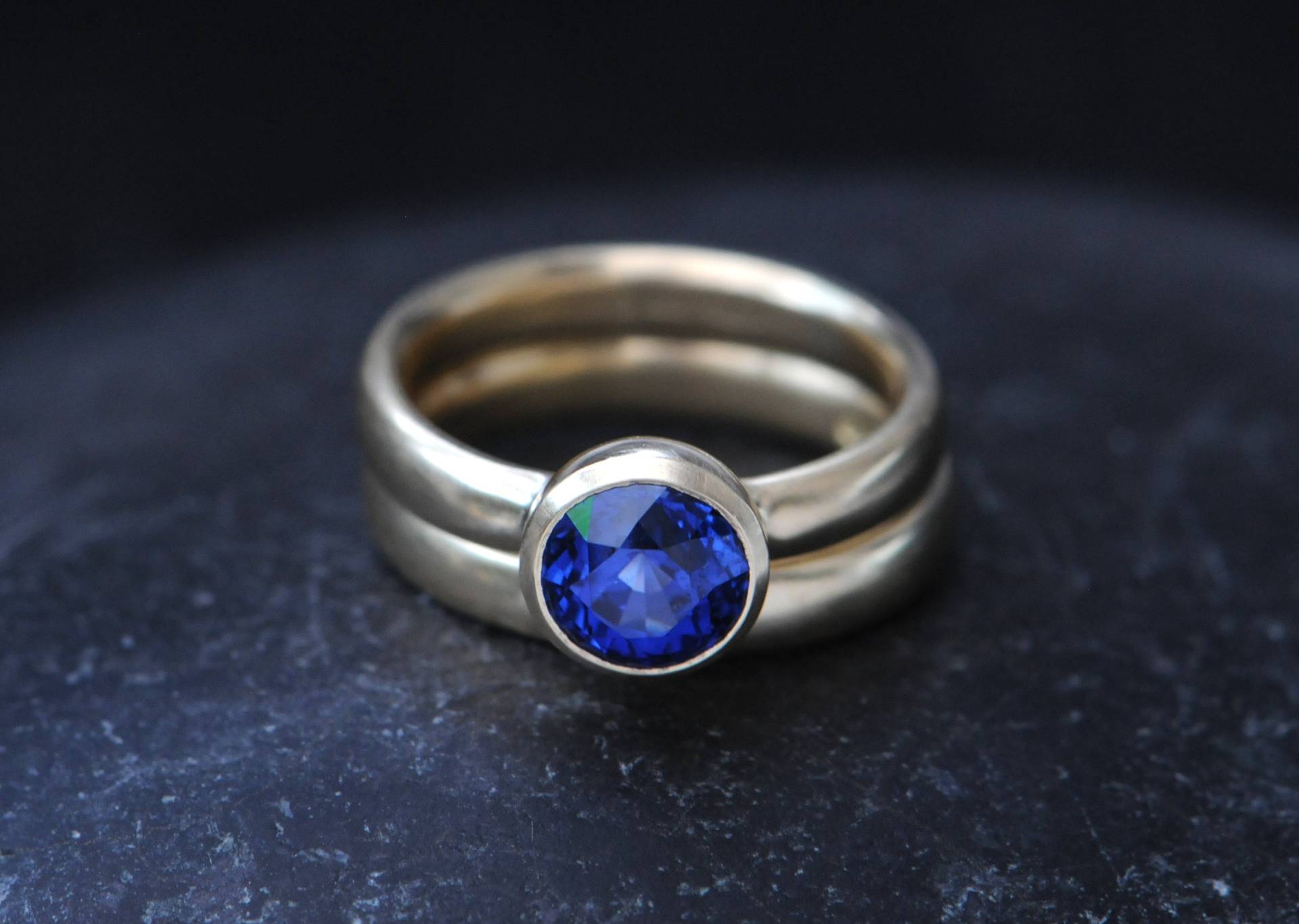 Blauer Saphir Hochzeitsset in 18K Gold, Verlobungsring Und Hochzeitsband von williamwhite