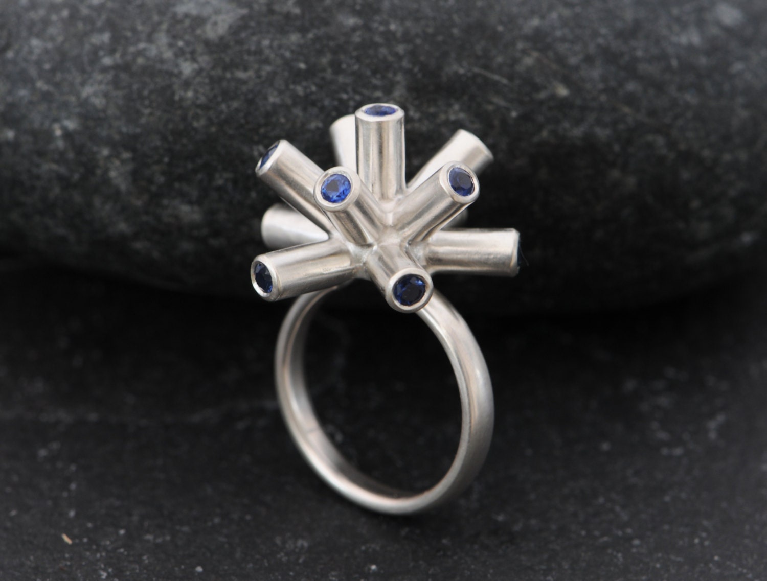 Blauer Saphir Statement Ring, Spiky Silber Partikel Collision Ring von williamwhite