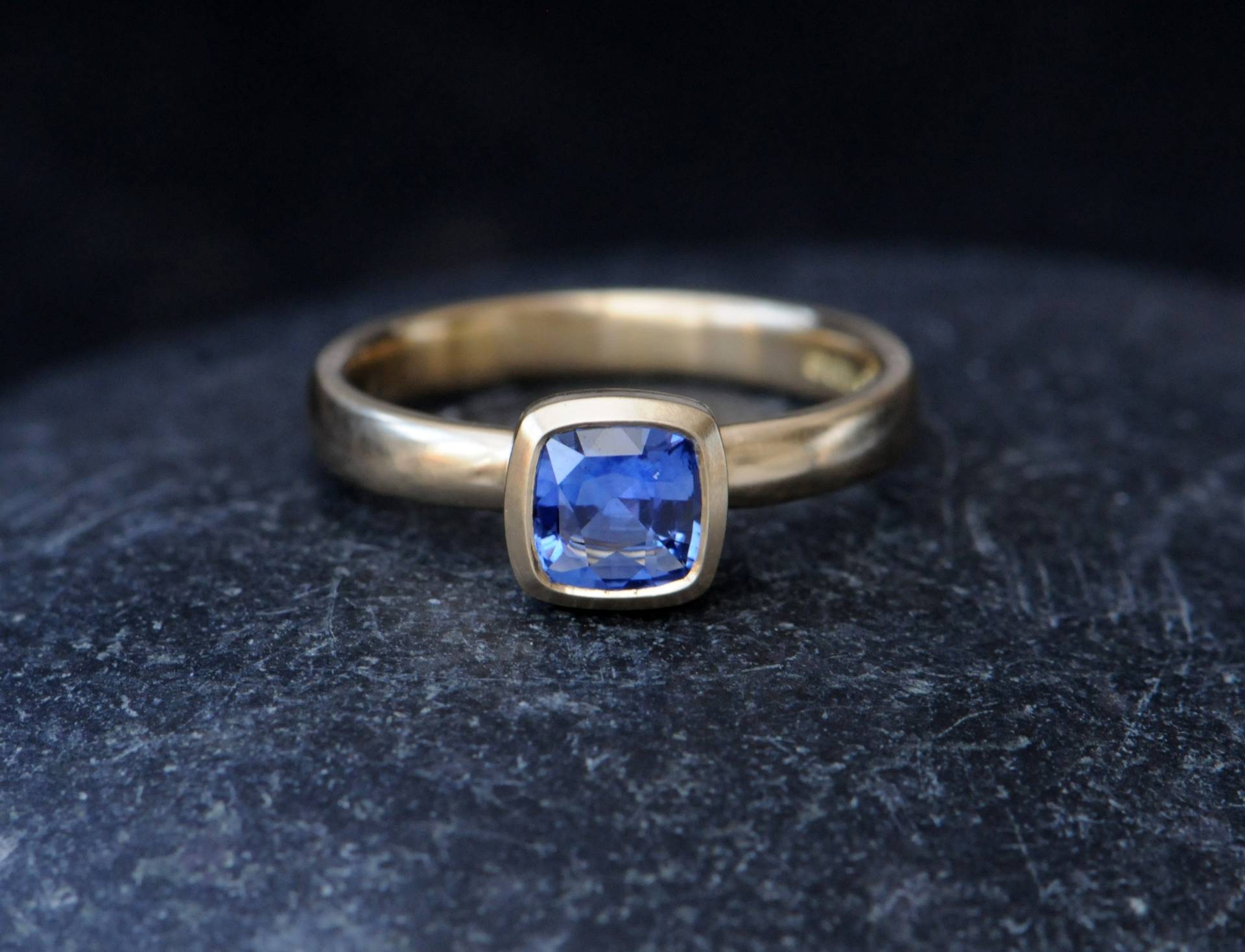 Blauer Saphir Verlobungsring in 18K Gold, Ring von williamwhite