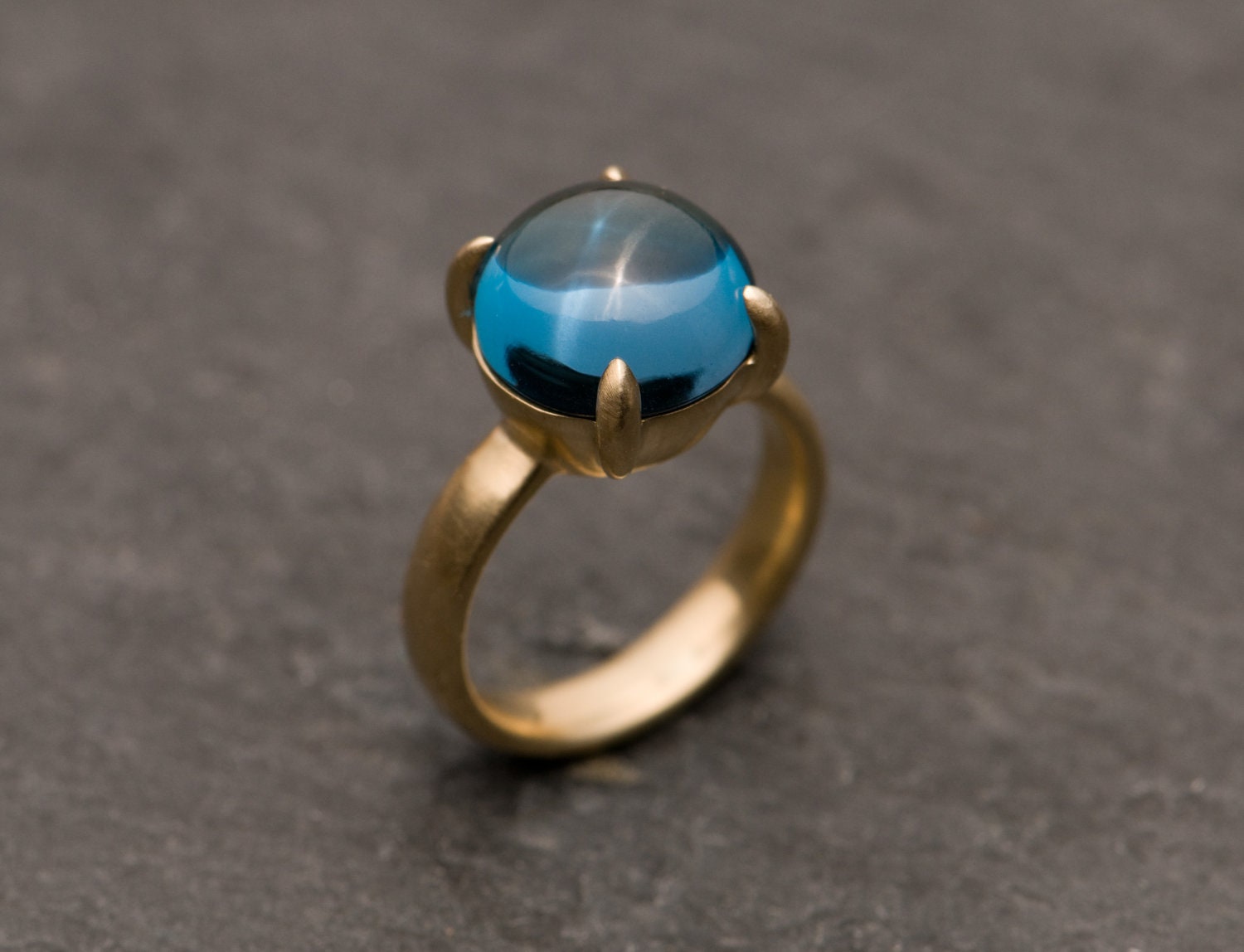 Blauer Topas Cab Ring in 9K Gold, Edelstein Statement Ring, Geschenk Für Sie von williamwhite