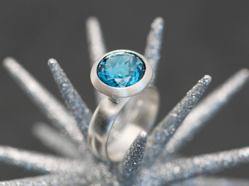 Großer Blautopas-statement-Ring, Londoner Blautopas-Cocktailring in Silber von williamwhite