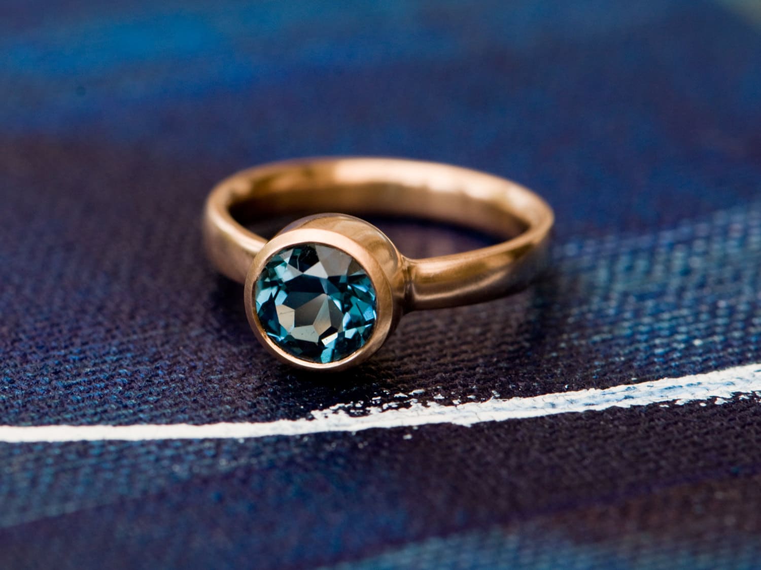 Blauer Topas Verlobungsring, London Ring in 18K Gold von williamwhite