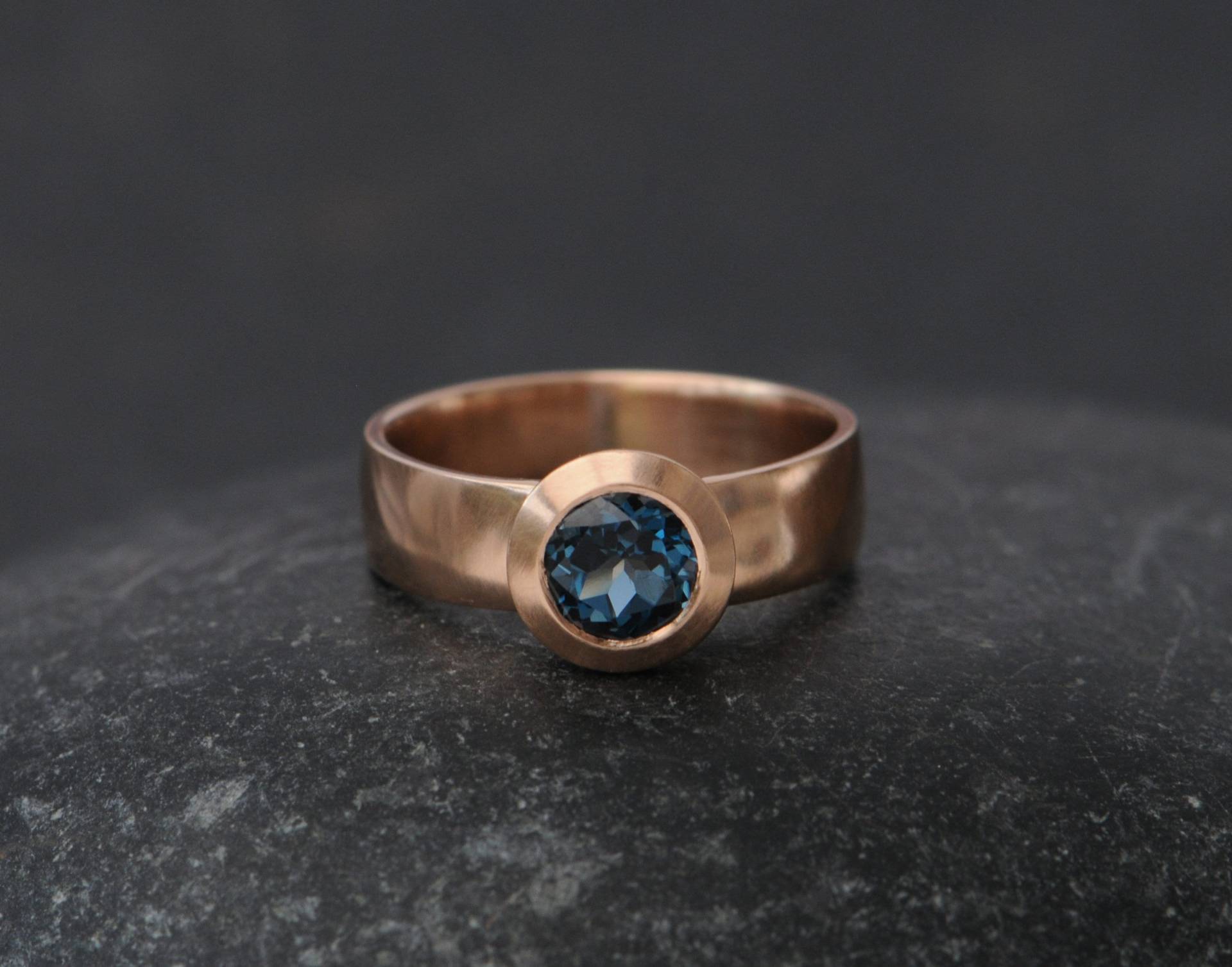 Blauer Topas Verlobungsring in 18K Rose Gold, Geschenk Für Sie Statement Ring von williamwhite