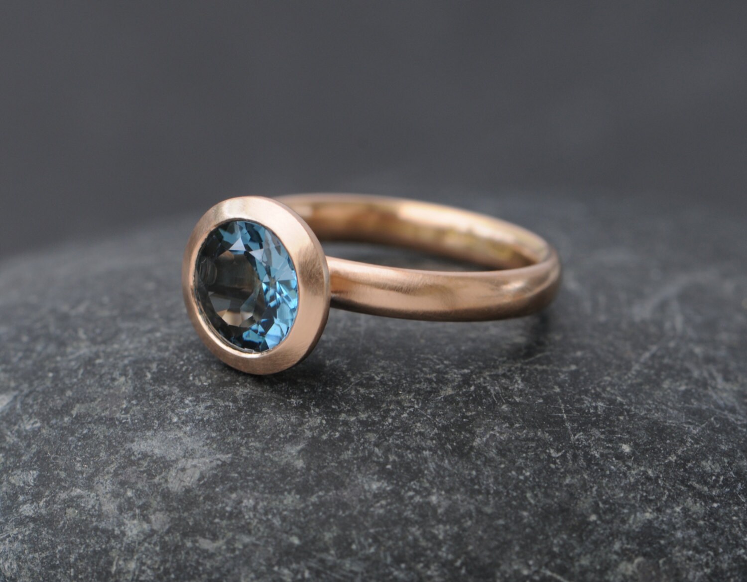 Blautopas Halo Ring Aus 18K Rosegold - London Verlobungsring von williamwhite