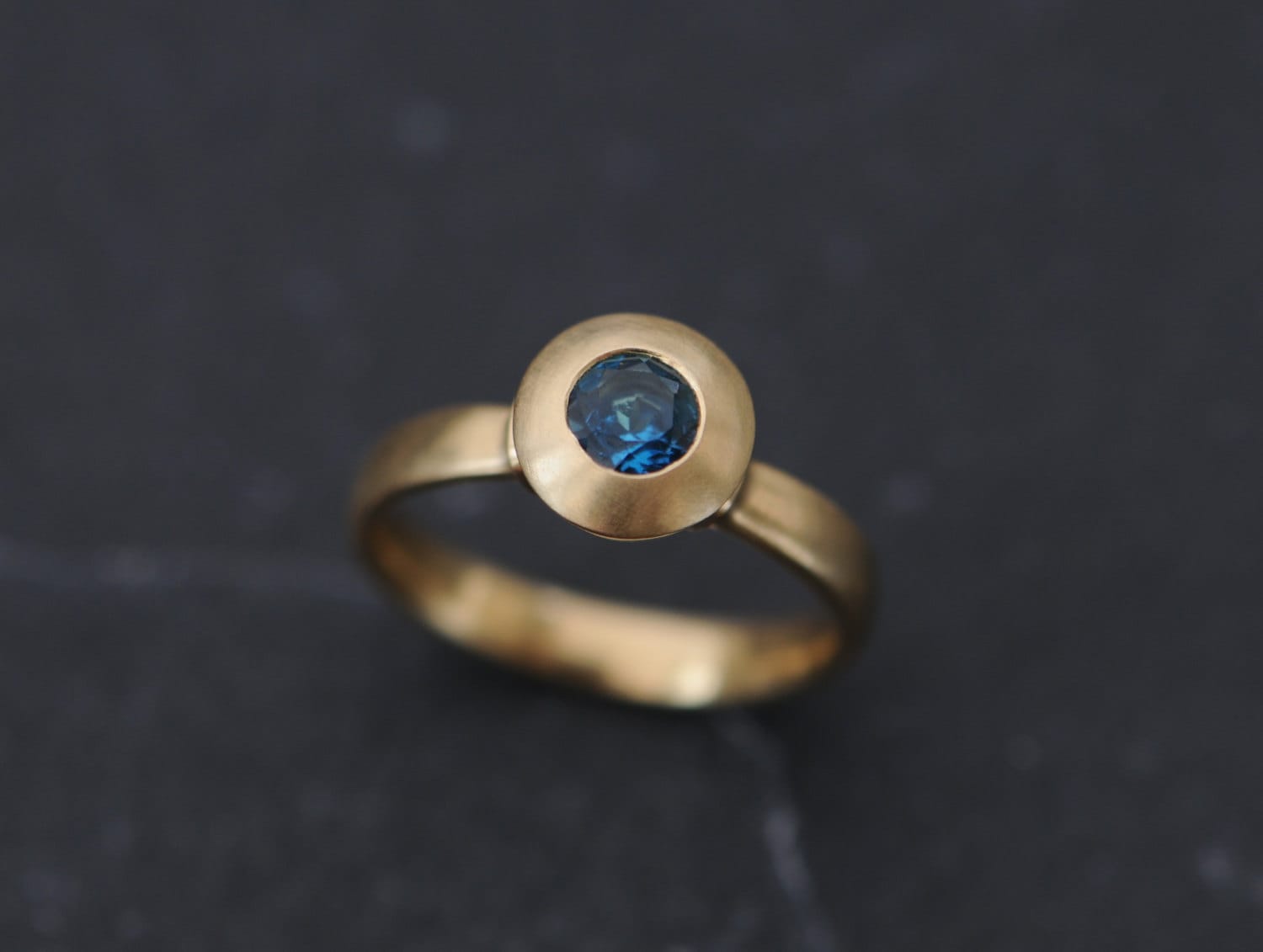 Blautopas Verlobungsring in 18K Gold, Mittelalter Ring Design Gold von williamwhite