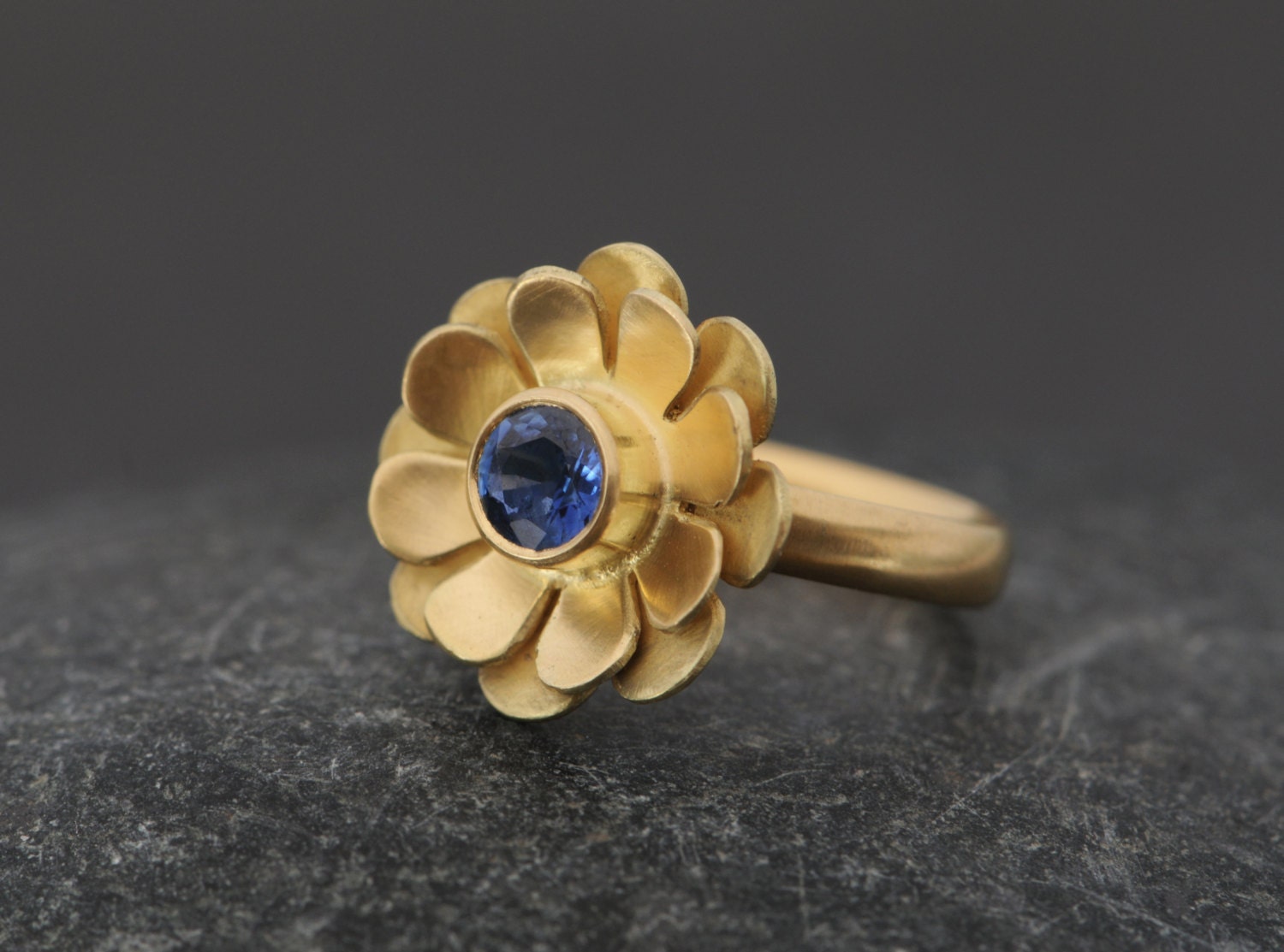 Blumen Ring Mit Blauem Saphir in 18K Gold - Sapphire Daisy Geschenk Für Sie von williamwhite